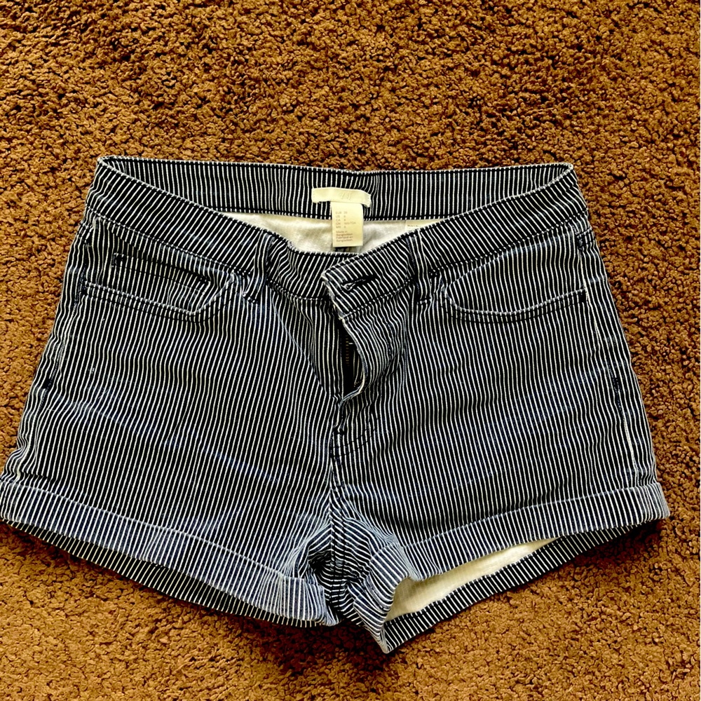 Woman’s striped H&M shorts